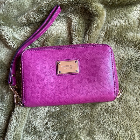 Michael Kors Handbags - Michael Kors Wallet Wristlet